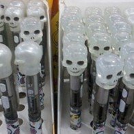 Đồ dùng học tập phản giáo dục bày bán nhan nhản