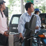 Vừa giảm giá doanh nghiệp xăng dầu lại đòi tăng
