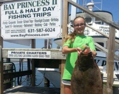 Bé gái 13 tuổi câu được con cá bơn hiếm có dài tới gần 1m