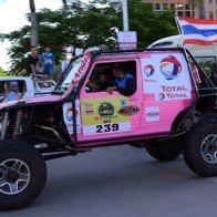 Xe độ màu hồng tham gia off-road 2014 diễu phố Hạ Long