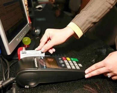 Nhiều cửa hàng vẫn cố thu phí khách thanh toán bằng thẻ