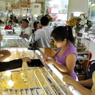 Giá vàng SJC đang cao hơn thế giới gần 3,6 triệu đồng mỗi lượng
