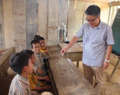 Giáo sư Ngô Bảo Châu đi dép tổ ong “dạy học”