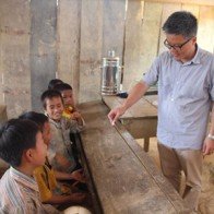 Giáo sư Ngô Bảo Châu đi dép tổ ong “dạy học”