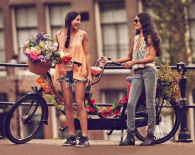 Mix đồ đẹp cho cô nàng mùa thu lãng mạn trên yên xe đạp