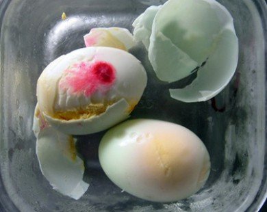 Xuất hiện trứng vịt có màu đỏ lạ
