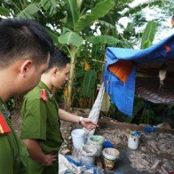 Bắt quả tang xưởng tẩy trắng mực ôi bằng hóa chất ở quận Tây Hồ