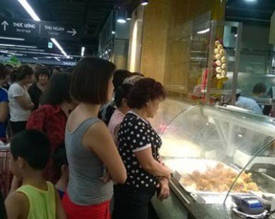 Xếp hàng mua gà quay như thời bao cấp ở Lotte Center