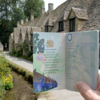 Ngôi làng cổ Bibury được in hình lên hộ chiếu nước Anh