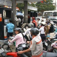 Xăng giảm 30 đồng/lít cũng đáng quý