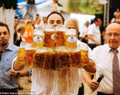 Hầu bàn người Đức lập kỷ lục thế giới với 27 vại bia trên tay