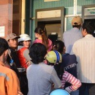 Dịch vụ ngân hàng: Khách hàng mù mờ về phí