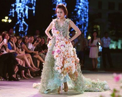 Hoàng Thùy Linh mặc váy kết hoa tươi 300 triệu làm vedette