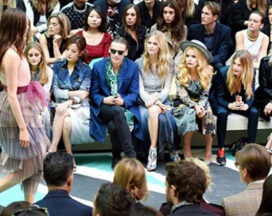 Triệu Vy sánh ngang sao Hollywood ở London Fashion Week