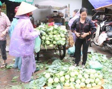 Mượn cớ mưa bão, thực phẩm Hà Nội đua nhau đội giá