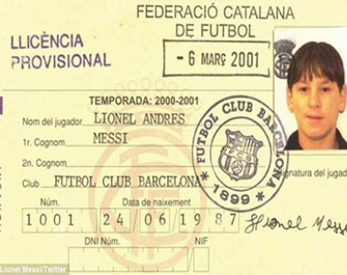 Messi khoe thẻ học viên khi mới gia nhập Barcelona