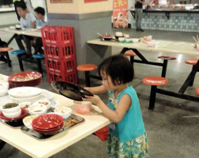 Hình ảnh cô bé 6 tuổi dọn đồ ăn thừa khiến nhiều sinh viên xấu hổ
