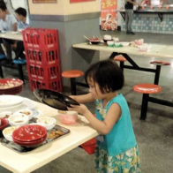 Hình ảnh cô bé 6 tuổi dọn đồ ăn thừa khiến nhiều sinh viên xấu hổ