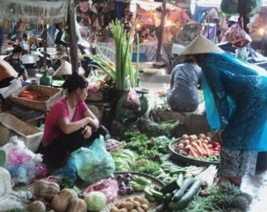 Thực phẩm ở Hà Nội “đội giá” vì mưa to liên tiếp những ngày qua