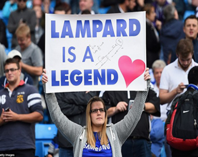 Lampard nén nước mắt sau khi sút tung lưới Chelsea