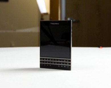 BlackBerry thách thức Apple, Samsung với Passport
