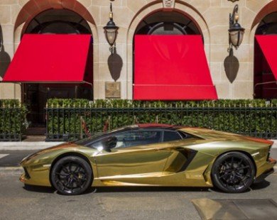Siêu xe Lamborghini mạ vàng 6 triệu USD tỏa sáng trên đường phố