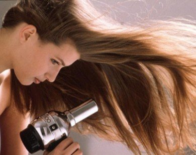 Dùng máy sấy đúng cách để bảo vệ tóc