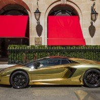 Siêu xe Lamborghini mạ vàng 6 triệu USD tỏa sáng trên đường phố