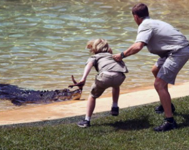 Cậu bé 10 tuổi liều mạng đối mặt với con cá sấu hung tợn