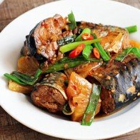 Cá nục kho dứa, hết cơm ngày mưa