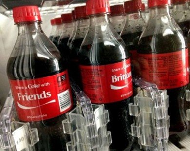 Coca Cola tăng 2,5% doanh thu nhờ in tên lên nhãn chai