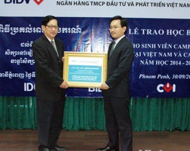 Doanh nghiệp Việt Nam tặng học bổng cho sinh viên Campuchia