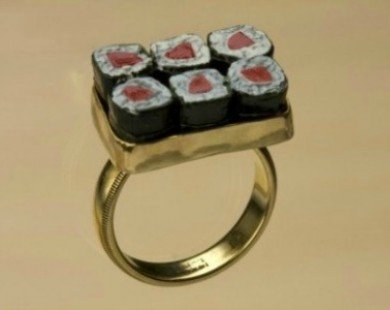 Những chiếc nhẫn cưới hình sushi, nhìn là muốn ăn!