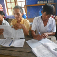 Lớp học vỡ lòng toàn học sinh... đeo kính lão