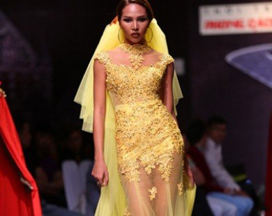 Trào lưu váy dạ hội ánh nhũ vàng ngập tràn sàn diễn Việt