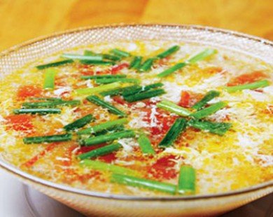 Món dễ ăn cho bé tập ăn cơm: Canh trứng cà chua