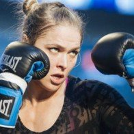 Nữ hoàng quyền Anh “nóng mặt” với người đẹp Rousey