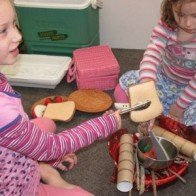 Những gợi ý giúp bố mẹ vừa nằm thư giãn vừa chơi với con