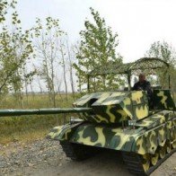 Nông dân tự chế xe tăng trong sân nhà