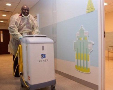Robot tiêu diệt virus Ebola