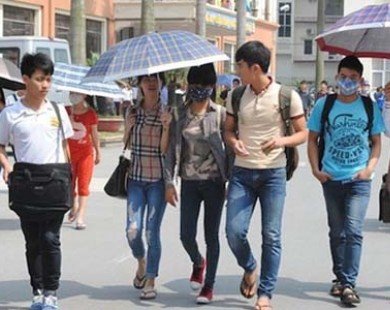 Cấm quần jeans: ’Sinh viên chúng em mặc gì?’