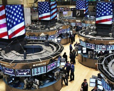 Các nhà đầu tư chứng khoán Mỹ đua nhau bán tháo cổ phiếu