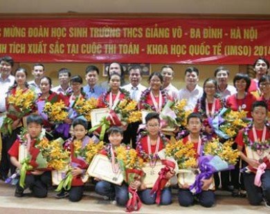 Vui mừng đón đoàn học sinh Việt Nam dự IMSO thắng lợi trở về
