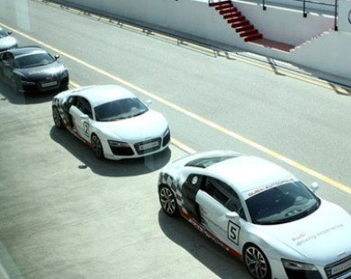 Thử tốc độ 240 km/h với Audi R8 V10 ở Dubai