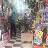 Đồ chơi trẻ em trong vòng vây hàng ngoại