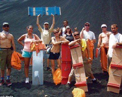 Tour du lịch trượt ván trên ngọn núi lửa đầy nguy hiểm
