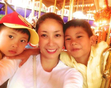 Hoa hậu Hà Kiều Anh khoe ảnh bên hai quý tử tại Singapore