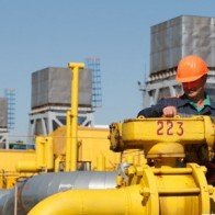 Giá dầu đồng loạt sụt giảm gần 5% sau báo cáo của IEA
