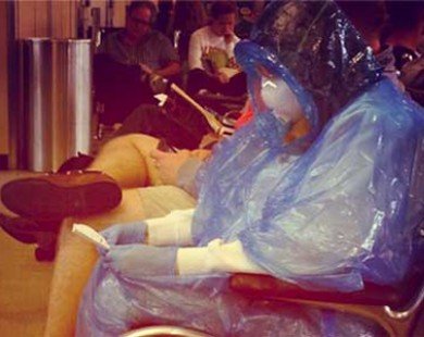 Hành khách Mỹ mặc áo mưa ở sân bay vì sợ Ebola