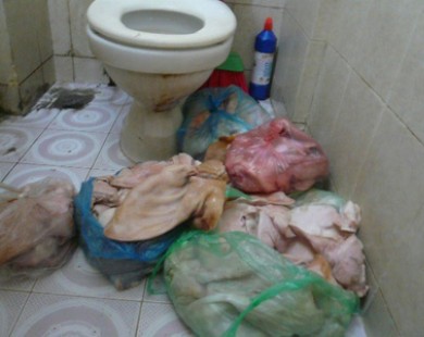 Tai, thịt lợn làm nem, giò tập kết trong nhà vệ sinh